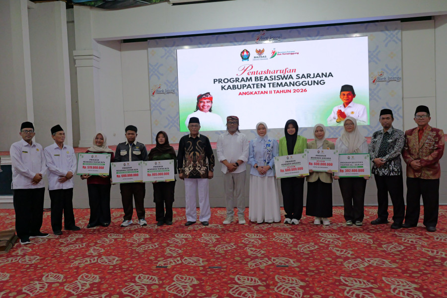 Beasiswa Sarjana Kembali Disalurkan, Ini Pesan Bupati Agus Setyawan