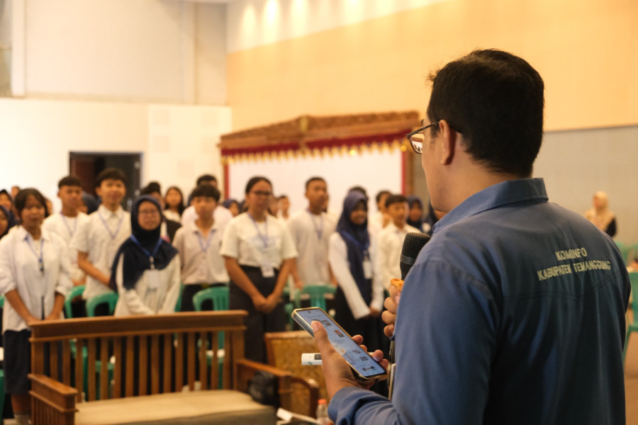 Dinkominfo Berbagi Edukasi Keamanan Bermedia Sosial dalam English Edu Journalism