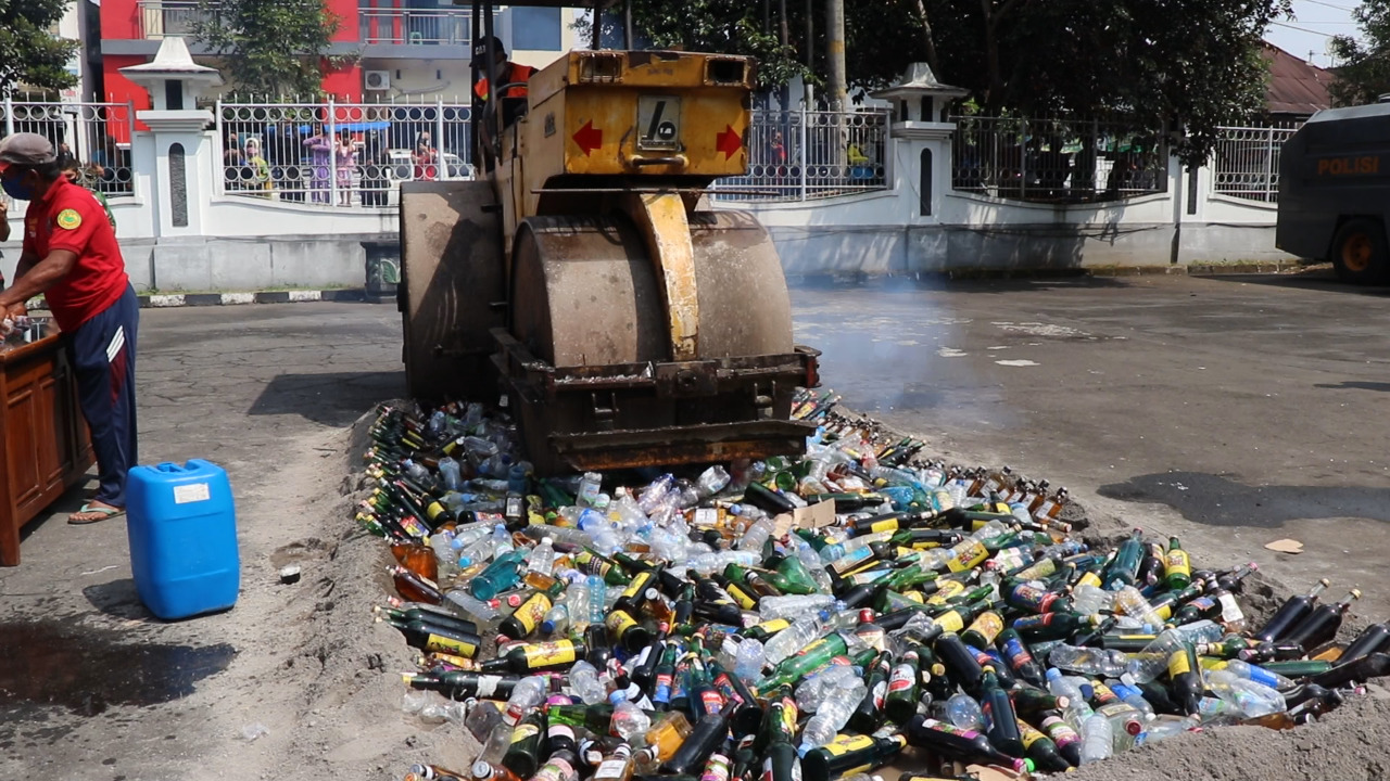 Pemusnahan Miras dan Petasan Guna Ciptakan Kondusifitas Keamanan