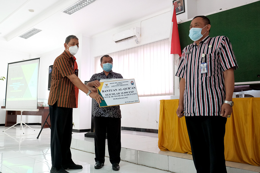 Baznas Berikan Bantuan Al-Quran ke SD Negeri di Kabupaten Temanggung