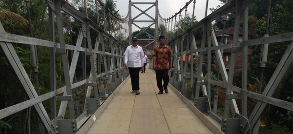 Komisi V DPR RI Tinjau Jembatan Gantung Soropadan. 