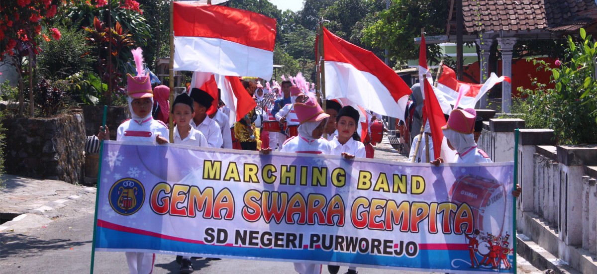 Beri Motivasi Siswa Lewat Penampilan Drumband