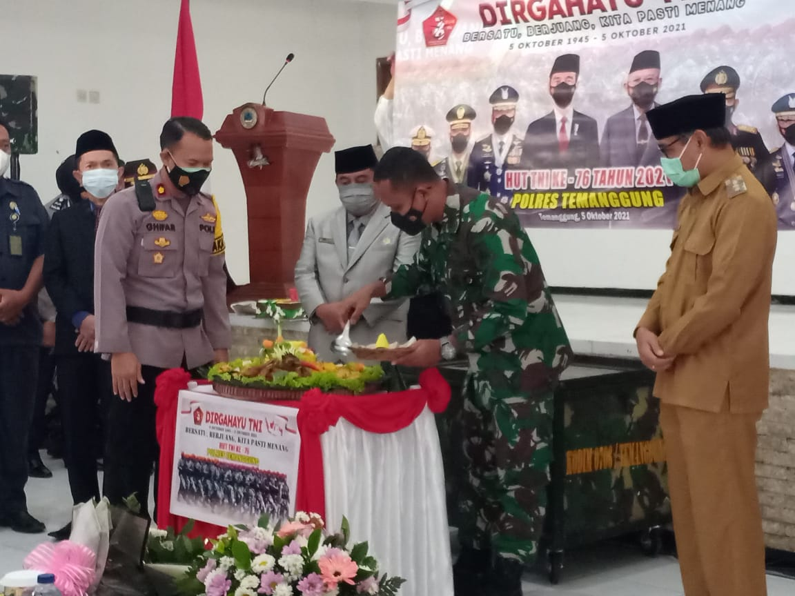 Pasukan Polri Serbu Gedung Tempat Perayaan HUT TNI di Temanggung 