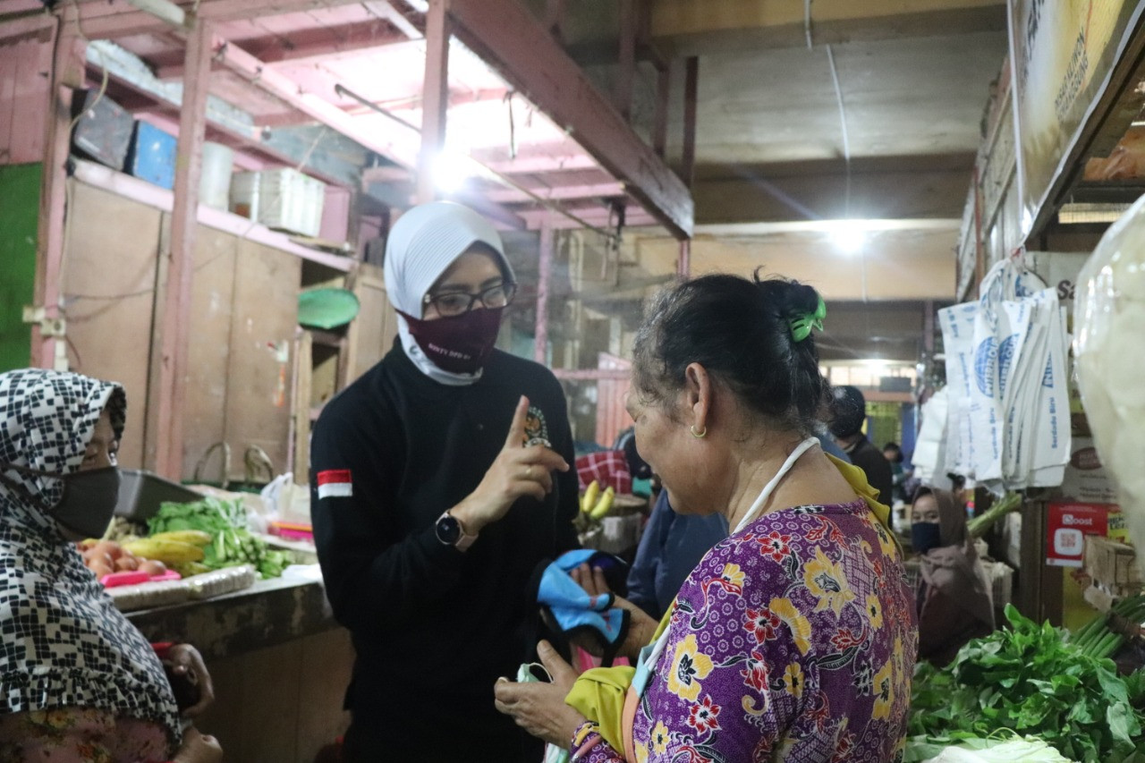 Anggota DPD RI Jawa Tengah Bagikan Ribuan Masker