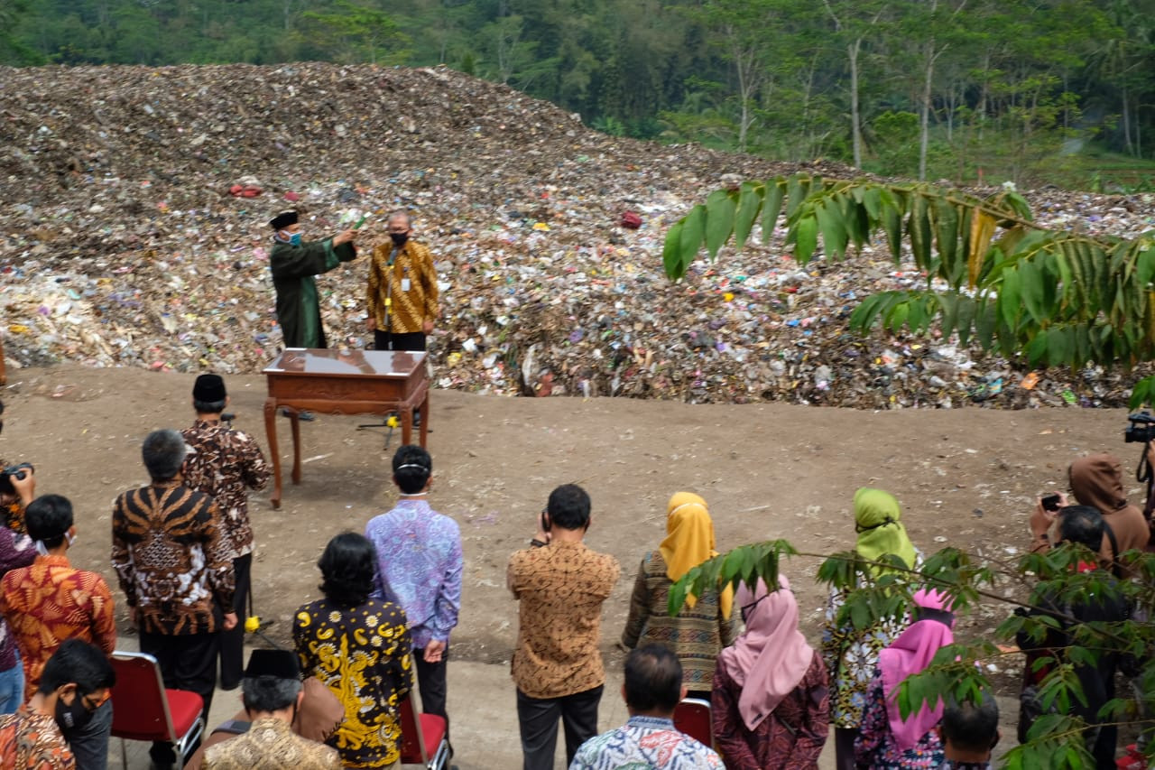 Bupati Lantik Kepala  DLH di Lokasi TPA