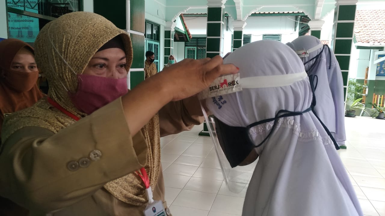 3.000 Face Shield Dibagikan untuk Siswa SMP di Temanggung