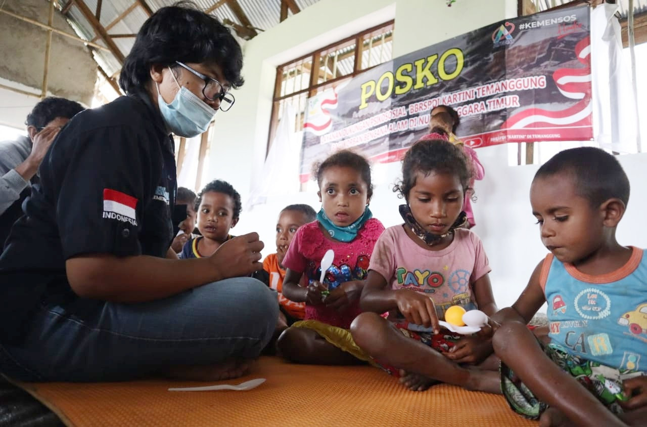 Tim Balai Besar Disabilitas Kartini Temanggung Bantu Korban Banjir NTT