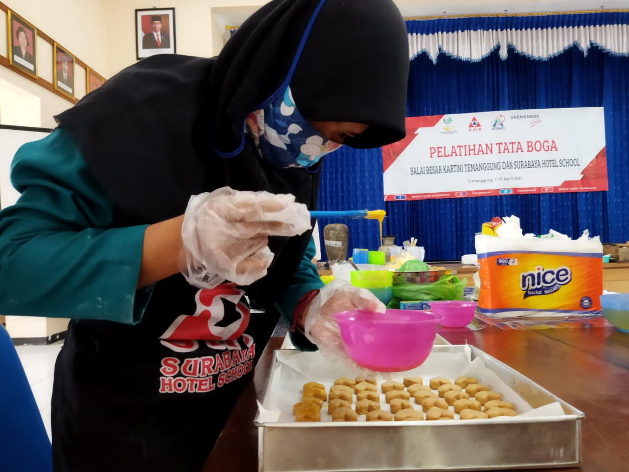 Isi Ramadhan, Penyandang Disabilitas Dilatih Membuat Kue Lebaran