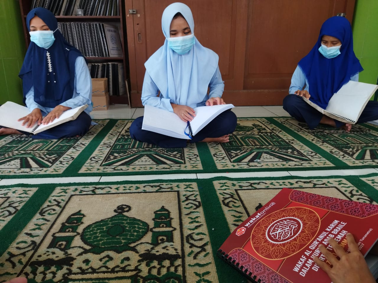 Penyandang Disabilitas Netra Isi Ramadhan dengan Baca Alquran Braille