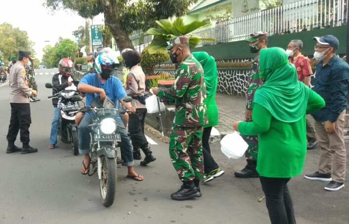 Kodim 0706 Temanggung Bagikan Takjil Sembari Kampanye Prokes Covid-19