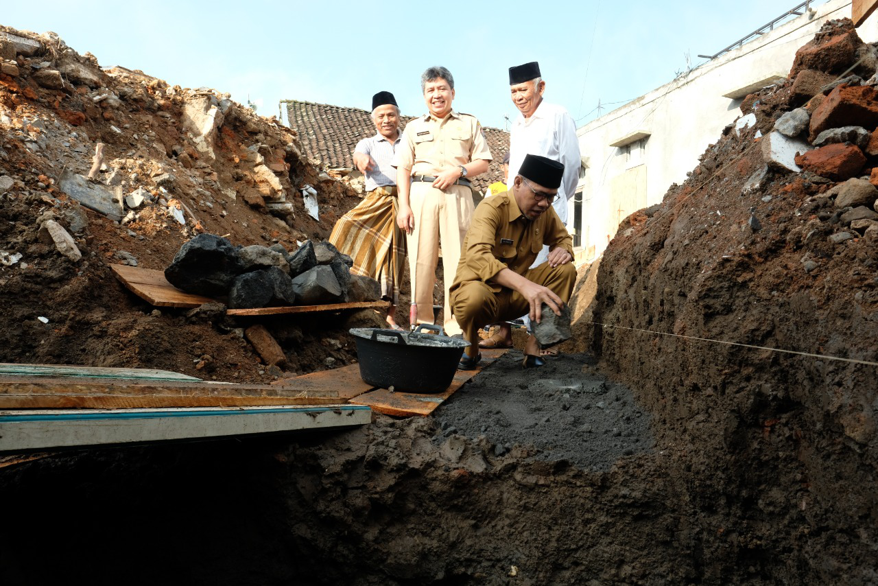 Bupati Letakkan Batu Pertama Pembangunan Masjid Roudlotul Jannah