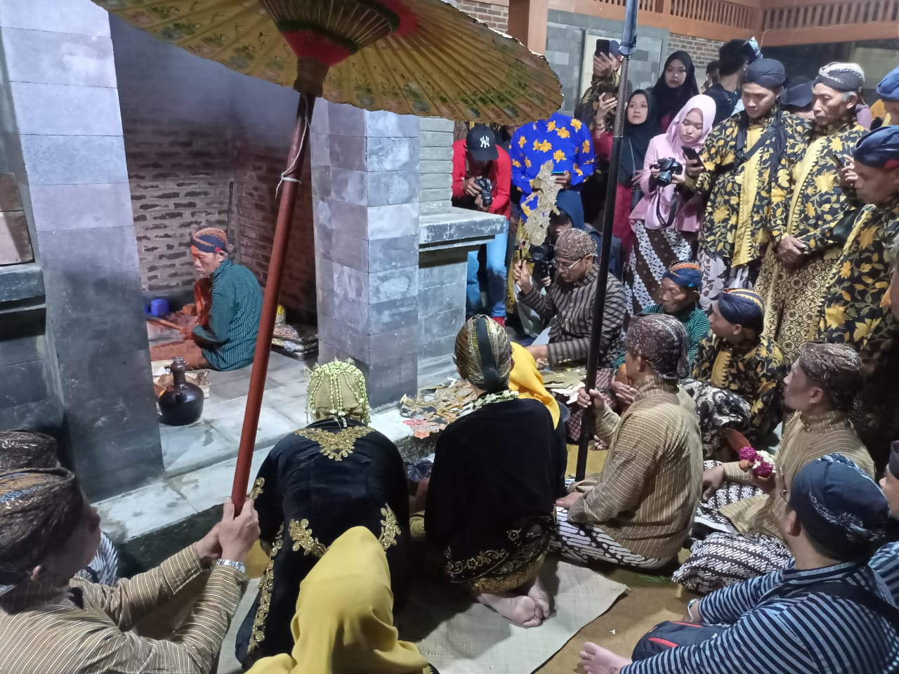 Malam Suro Warga Traji Gelar Tradisi Manten Lurah