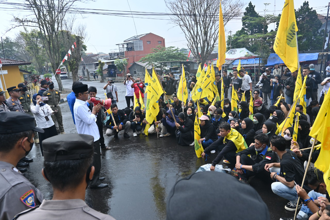 Bupati Temanggung HM Al Khadziq menerima aksi unjuk rasa dari Pergerakan Mahasiswa Islam Indonesia (