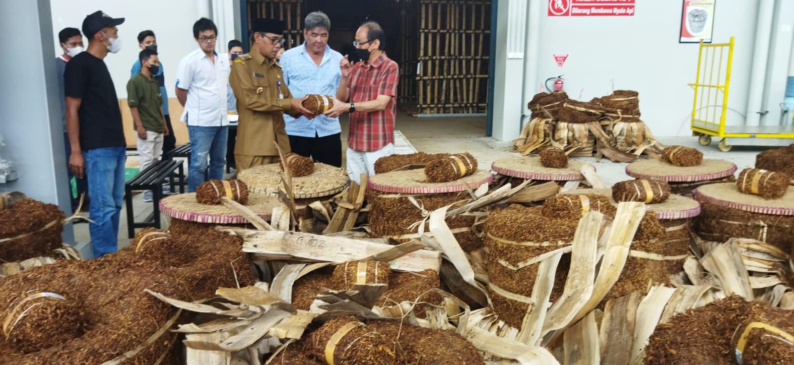 Bupati Temanggung  Pastikan Penyerapan Tembakau dari Petani Berjalan dengan Lancar