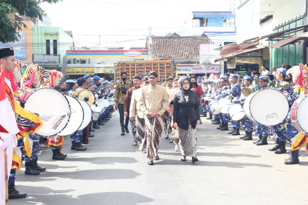 Ribuan Orang Meriahkan Kirab Budaya Ruwat Bumi Parakan