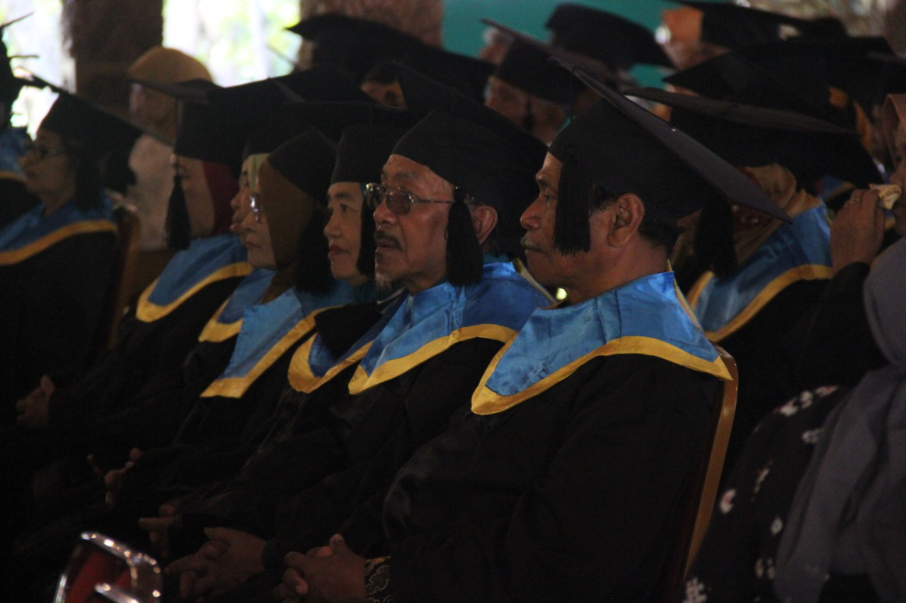 Sekolah Lansia Temanggung Wisuda 80 Wisudawan-Wisudawati, Ada yang Berusia 82 Tahun