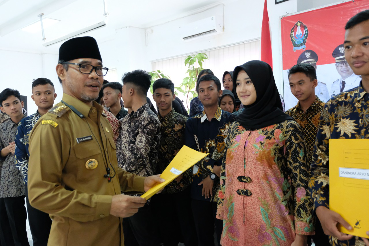 Bupati Serahkan Beasiswa kepada Mahasiswa Berprestasi