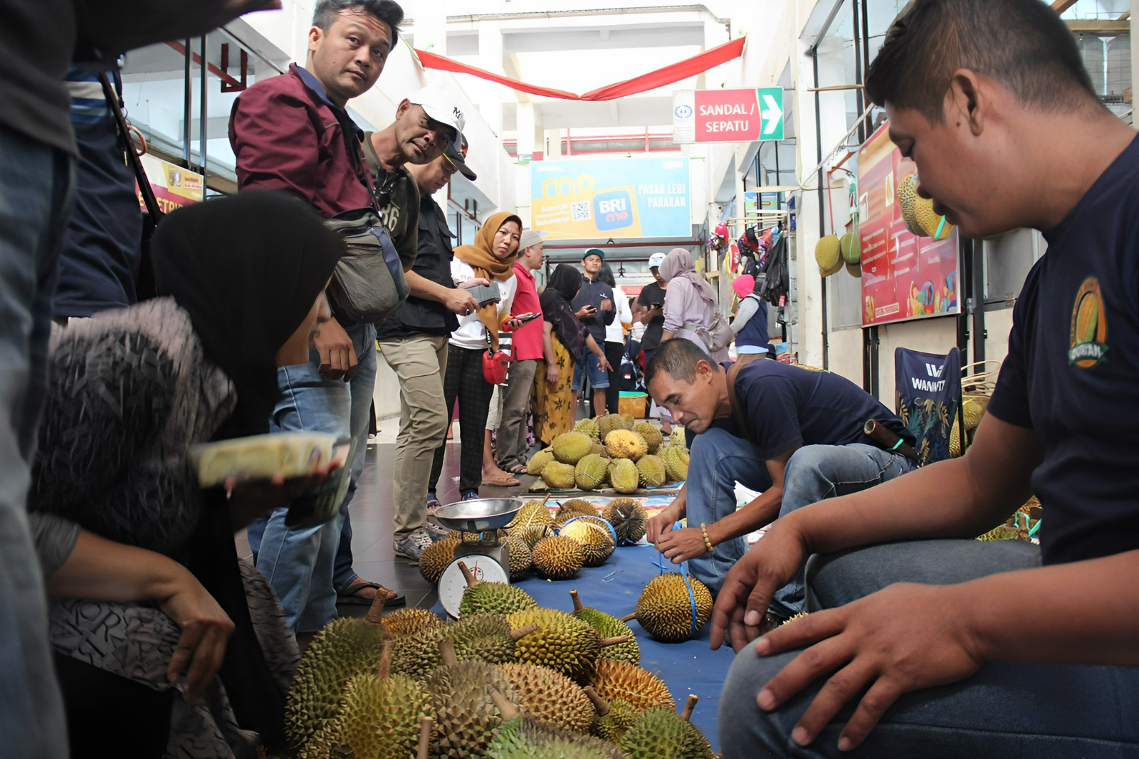 Adakan Bazar Durian, Pasar Legi Parakan Diserbu Masyarakat