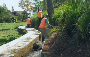 DPUPR  Bersihkan Saluran Irigasi dan Jalan Raya