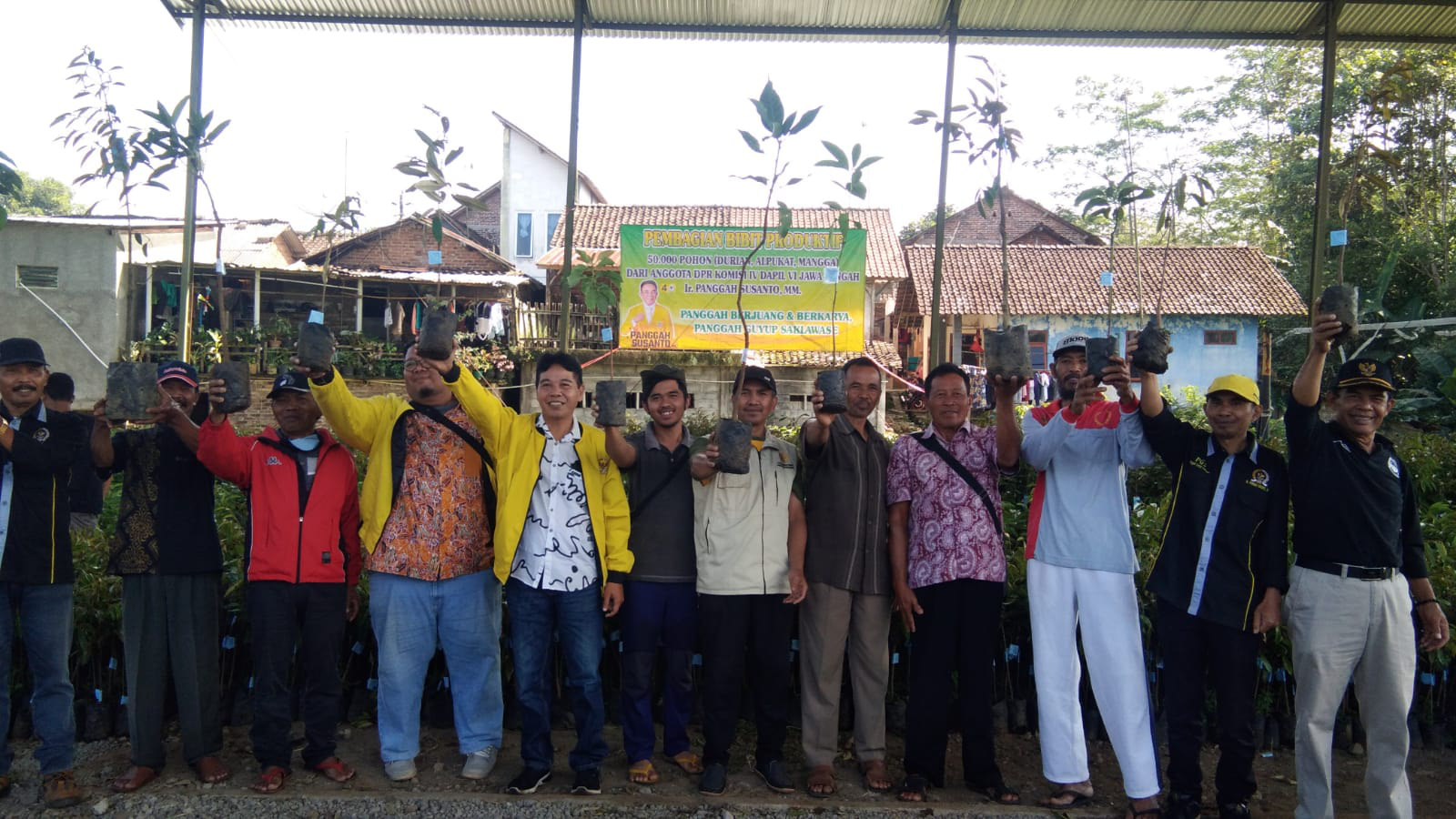 Petani Dapat Puluhan Ribu Bibit Tanaman Buah Gratis