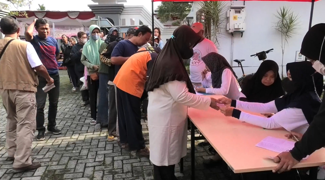 Warga Serbu Bazar Sembako Murah Ramadhan