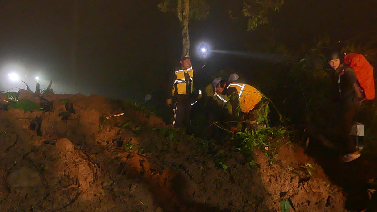 Longsor Tutup Akses Jalan Temanggung-Semarang