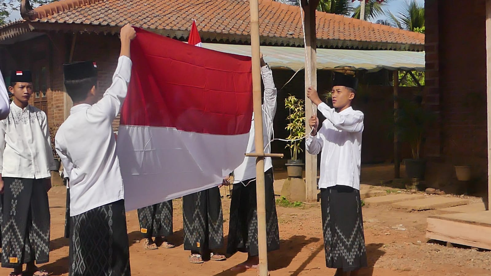 Pupuk Nasionalisme, Santri Temanggung Gelar Upacara Bendera