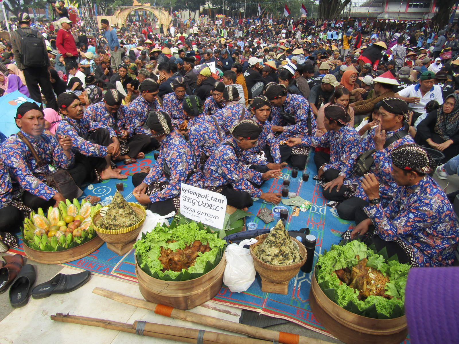 Ribuan Petani Hadiri Wiwit Mbako Panen Kopi di Alun-Alun