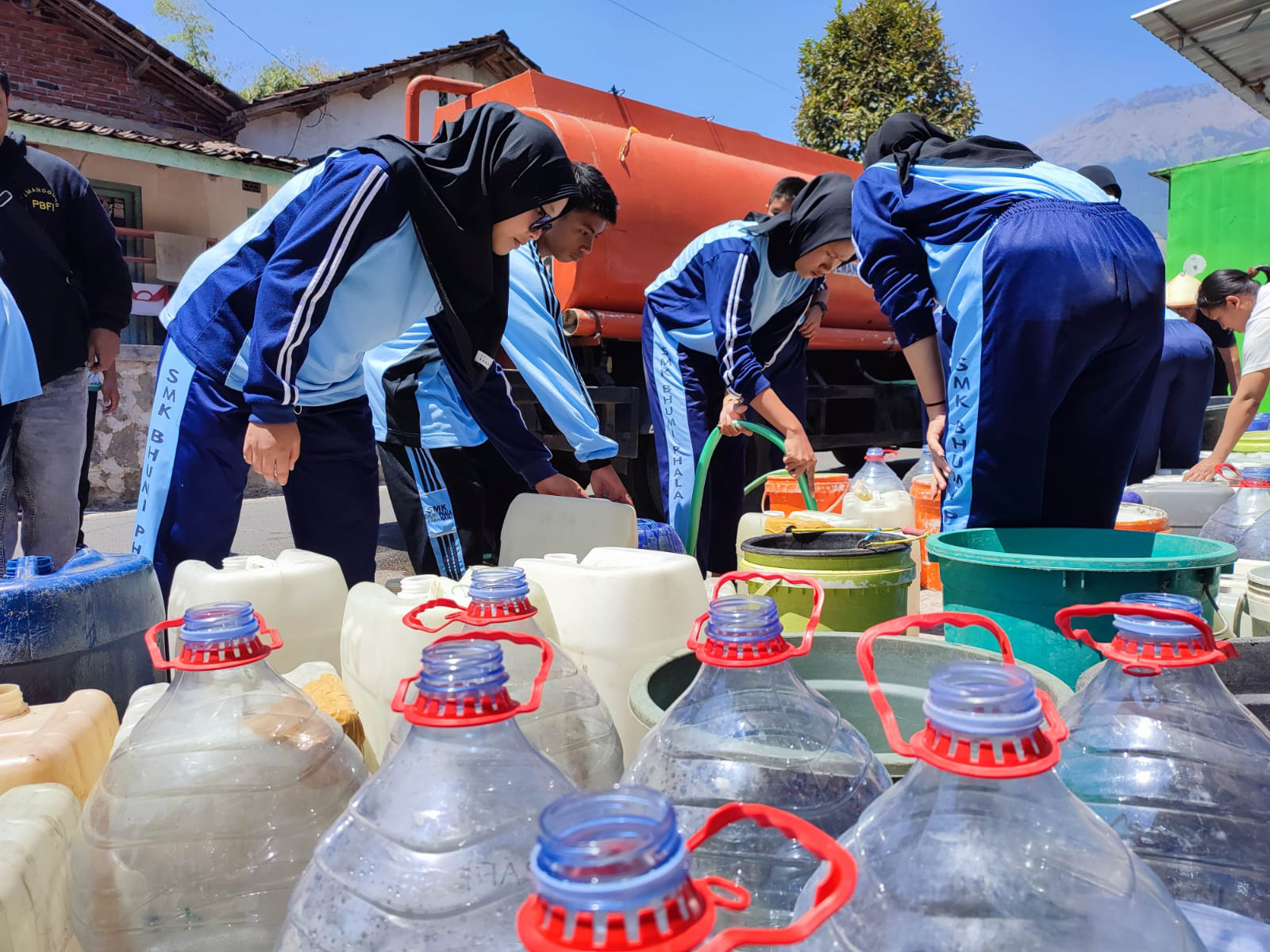 SMK Bhumi Phala Bantu Air Bersih Warga di Lereng Sumbing