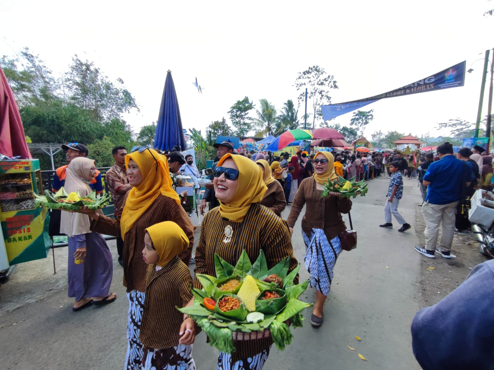 Umat Lintas Agama Ikuti Grebek Maulud Seribu Tumpeng di Kaloran Temanggung