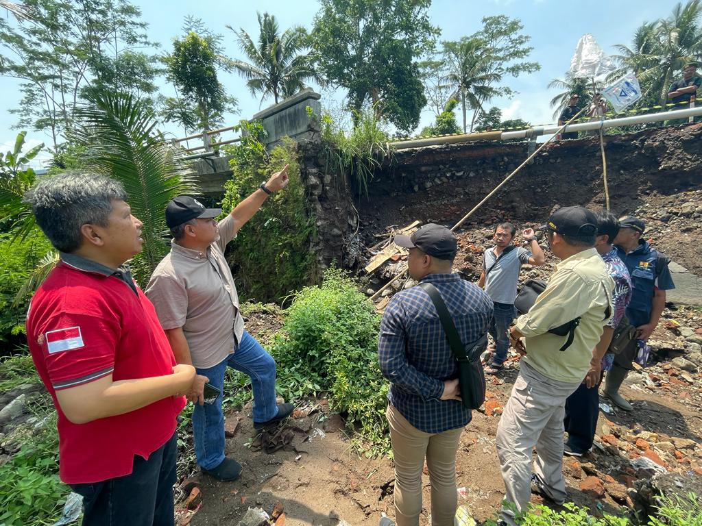 Longsor Tutup Akses Jalan Kelurahan Giyanti dan Purworejo