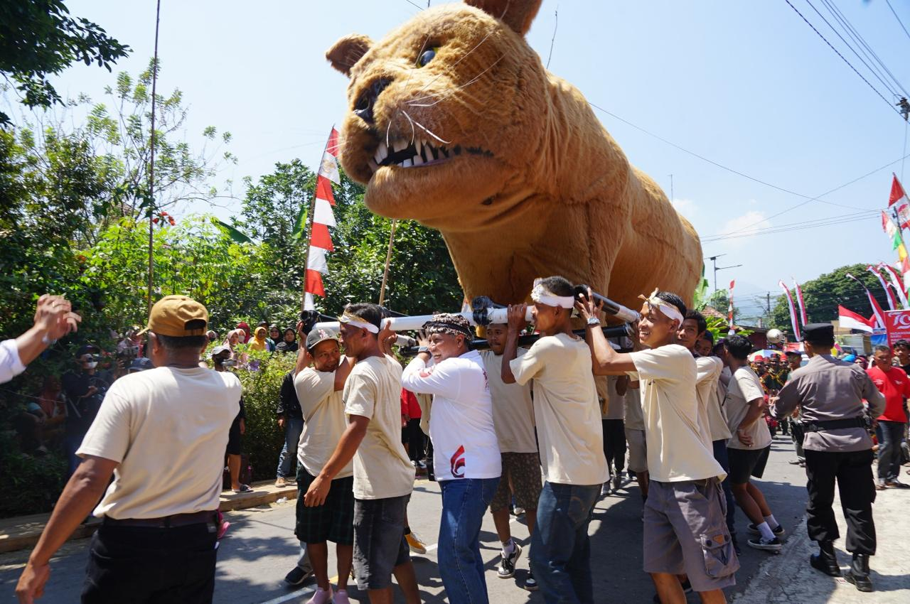 Ribuan Warga Meriahkan HUT ke-79 Kemerdekaan RI, Karnaval Ngipik Semarak