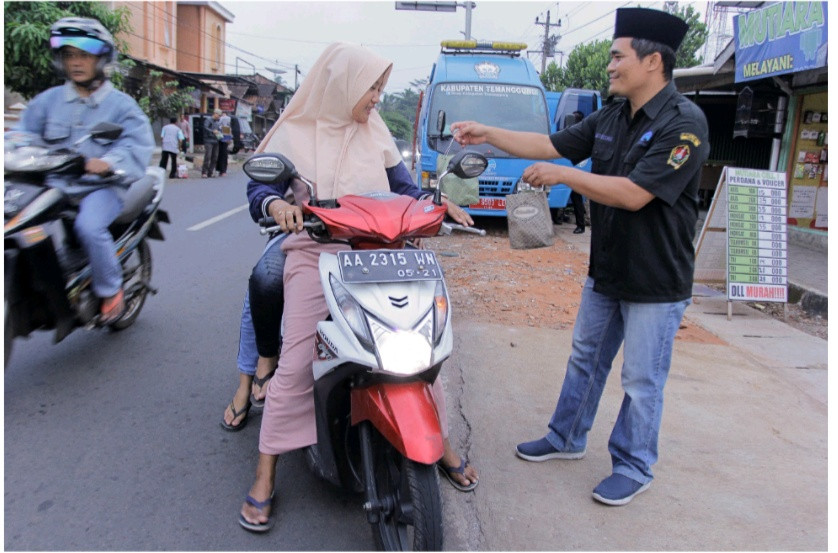 Kominfo Temanggung Bagikan Takjil Gratis