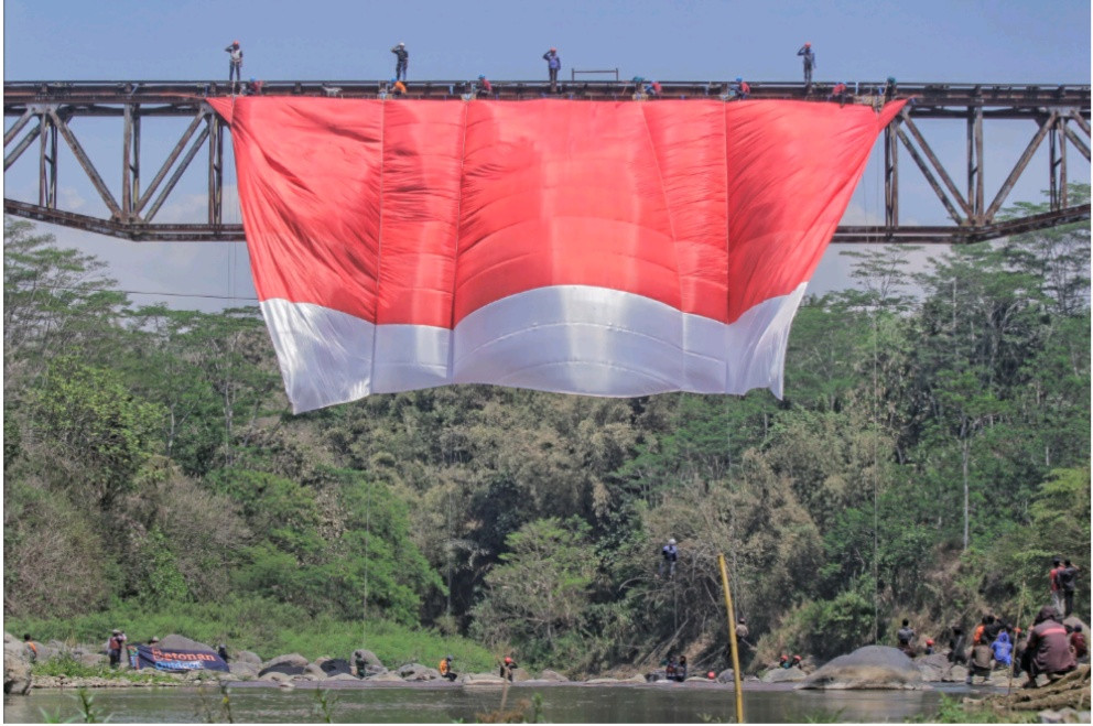 Bendera Raksasa Berkibar di Rel Kereta, Saksi Bisu Pembantaian Belanda