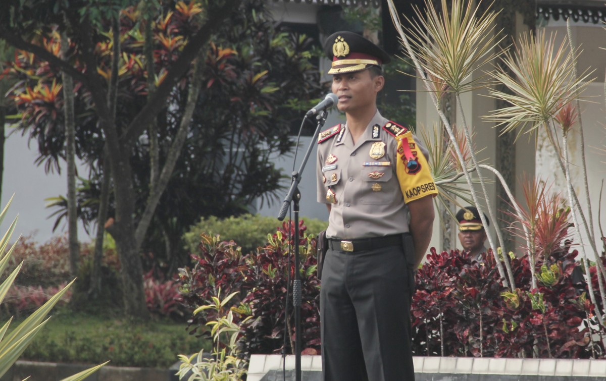 KAPOLRES TEMANGGUNG HIMBAU PEMUDIK GUNAKAN JALUR TENGAH