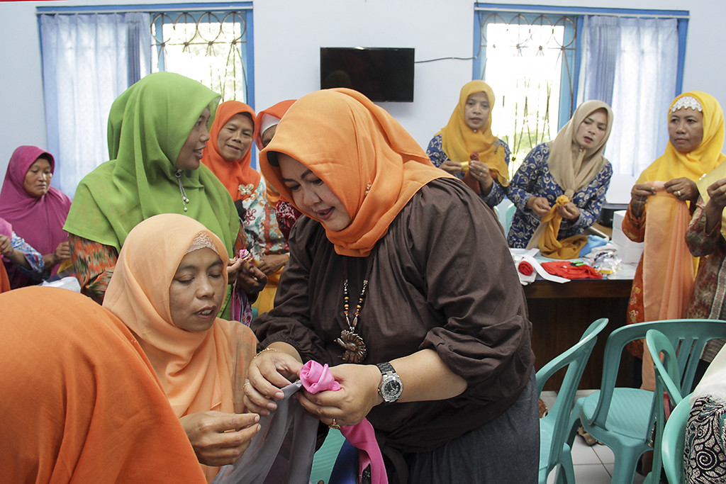 Tingkatkan Kompetensi, Kader KB Diajarkan Ketrampilan Hias Hantaran Pengantin