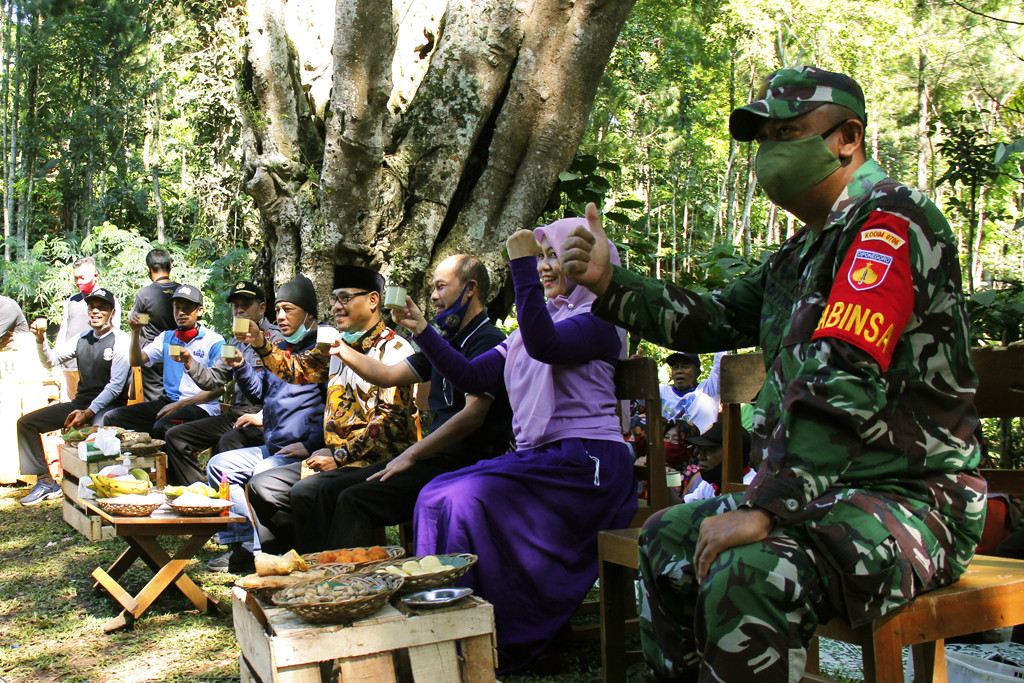 Jumat Ngopi di Kebun Kopi Dengan Kopi Lokal Kelas Global