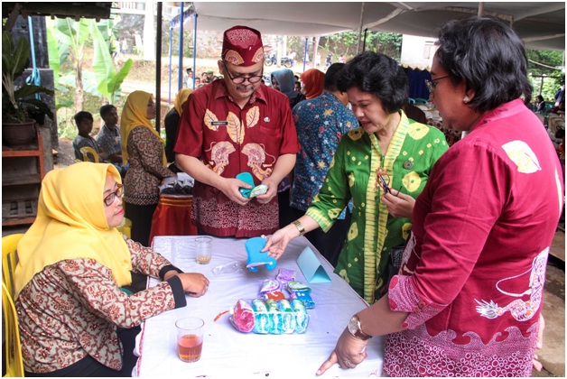 Warga Dermonganti Temanggung Produksi Pembalut Bebas Klorin