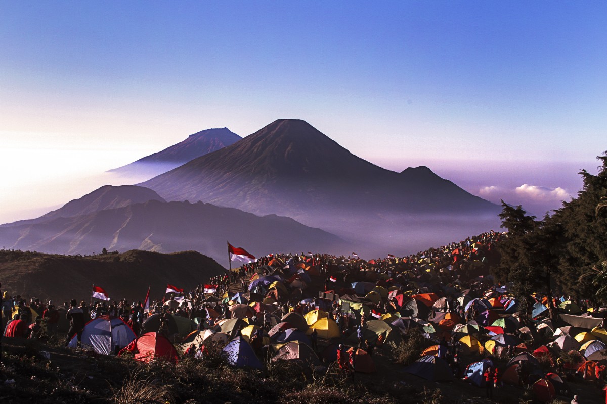 Ribuan Pendaki Rayakan HUT ke-72 RI di Puncak Gunung Prau