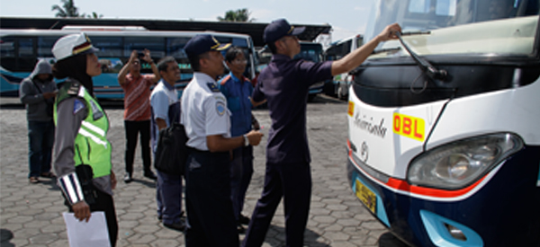 Dishub dan Polres Temanggung Melakukan Pengecekan Armada Bus Jelang Mudik Lebaran