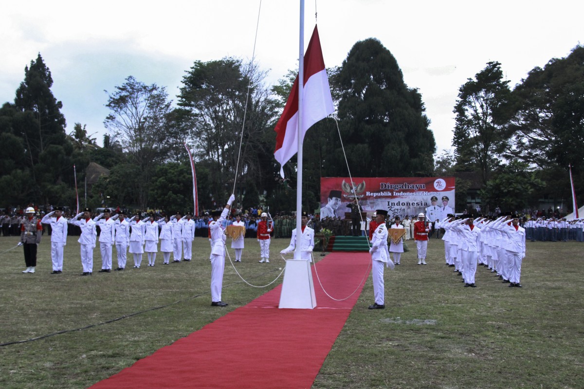 Upacara Penurunan Sang Merah Putih Berlangsung Khidmat