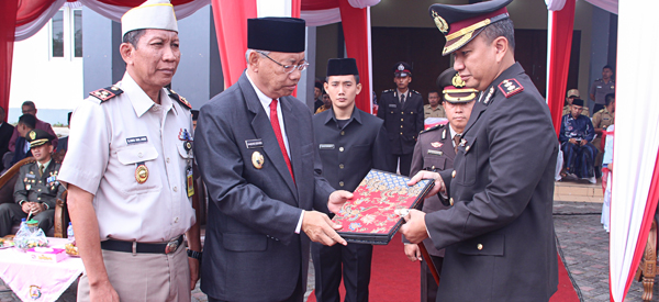 Pemkab Serahkan Sertifikat Lahan Hibah Ke Polres