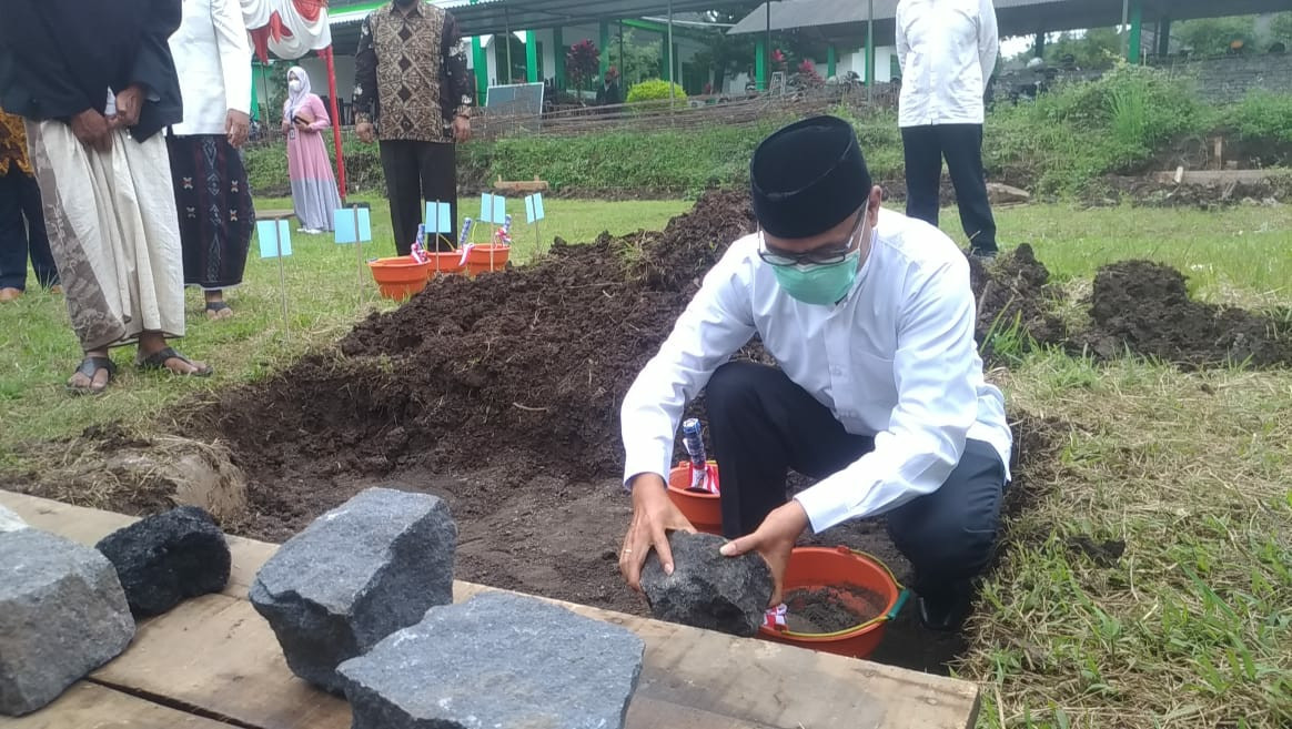 Bupati Meletakkan Batu Pertama Pendirian Gedung Serbaguna KBIH Babussalam NU 