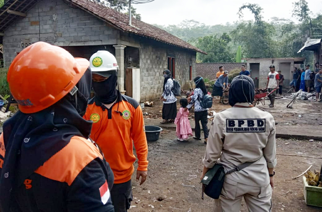 BPBD Temanggung Salurkan Logistik Pada Korban Kebakaran