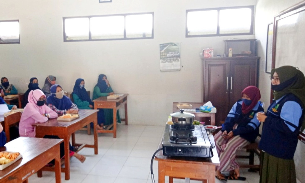 Mahasiswa KKN UIN Walisongo Adakan Pelatihan Pembuatan Handsanitizer Berbahan Alami