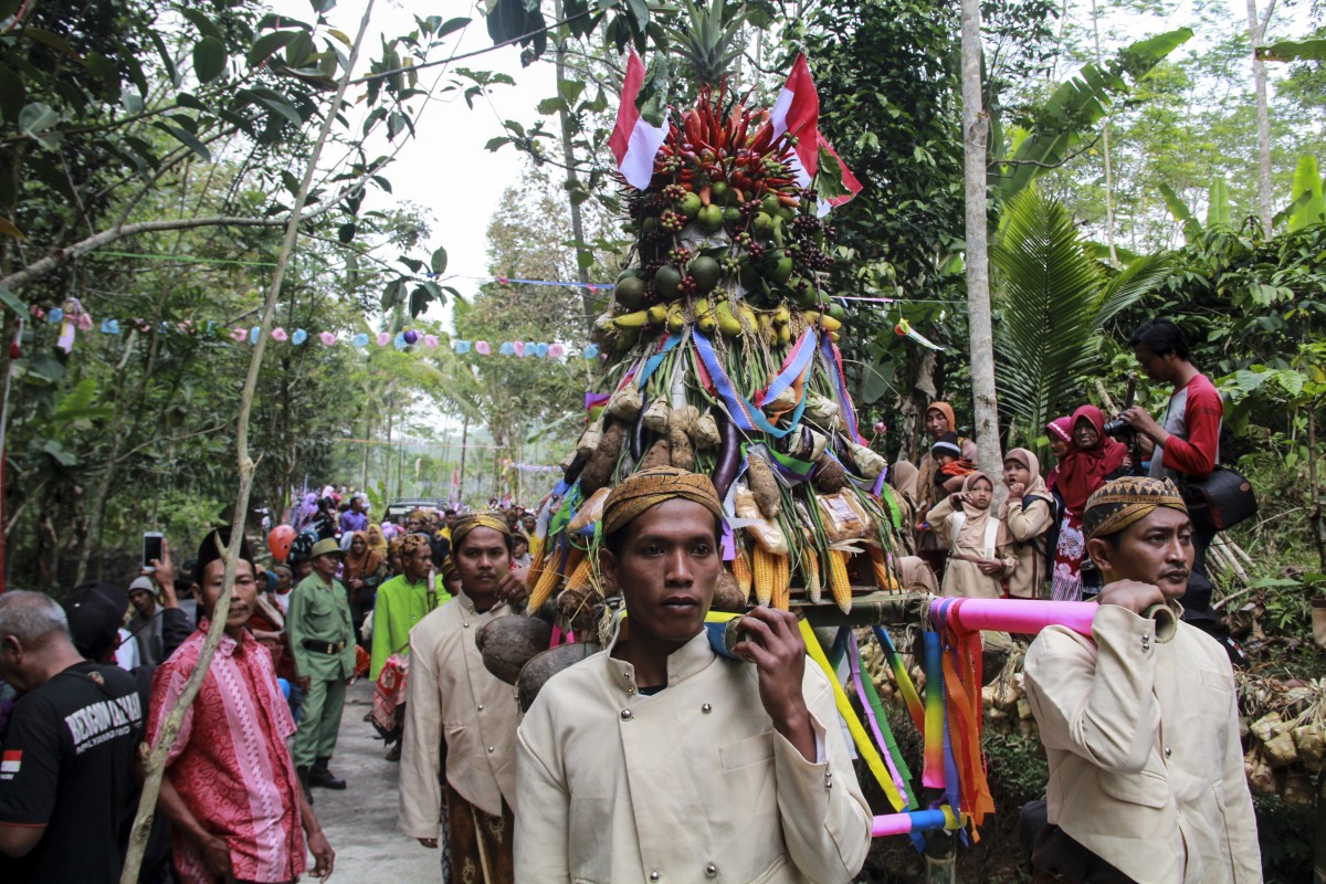 Warga Ngemplak Temanggung Gelar Sadran 1000 Kupat