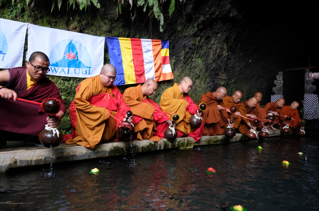 Makna Ritual Pengambilan Air Jumprit dalam Rangkaian Perayaan Tri Suci Waisak 2568 BE