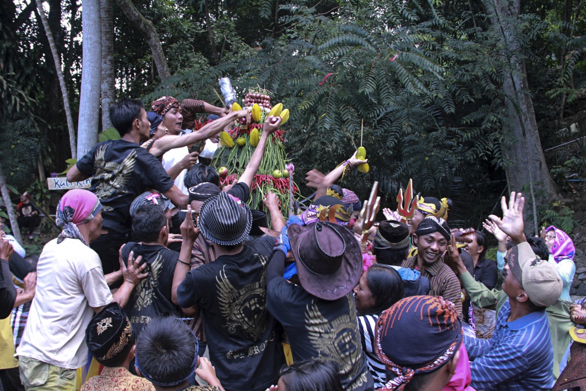 Warga Antusias Berebut Gunungan Puji Jagad