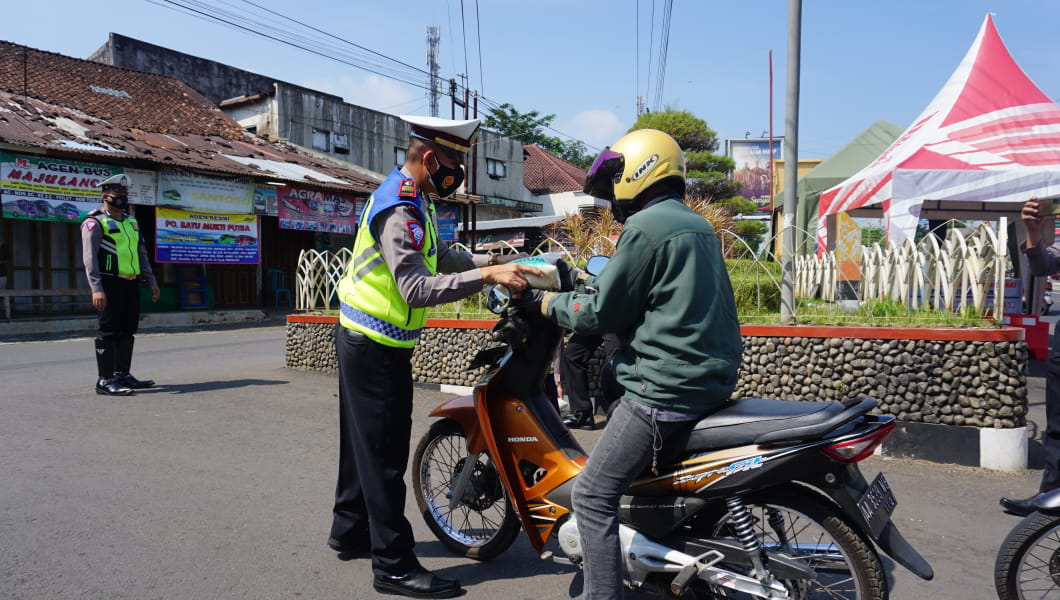 Polres dan Dishub Lakukan Penyekatan dan Bagikan Sembako