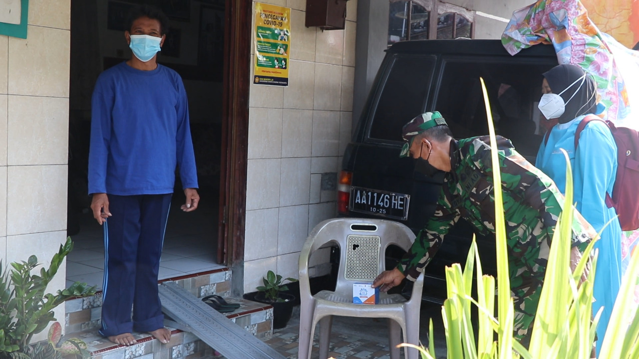 Kodim Temanggung Bagikan Ratusan Paket Obat Untuk Warga Isoman 